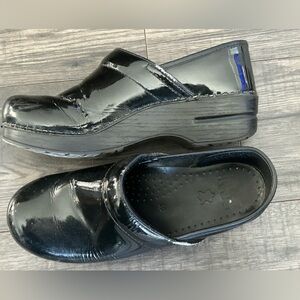 DANSKO size 39 (7) black patent clogs